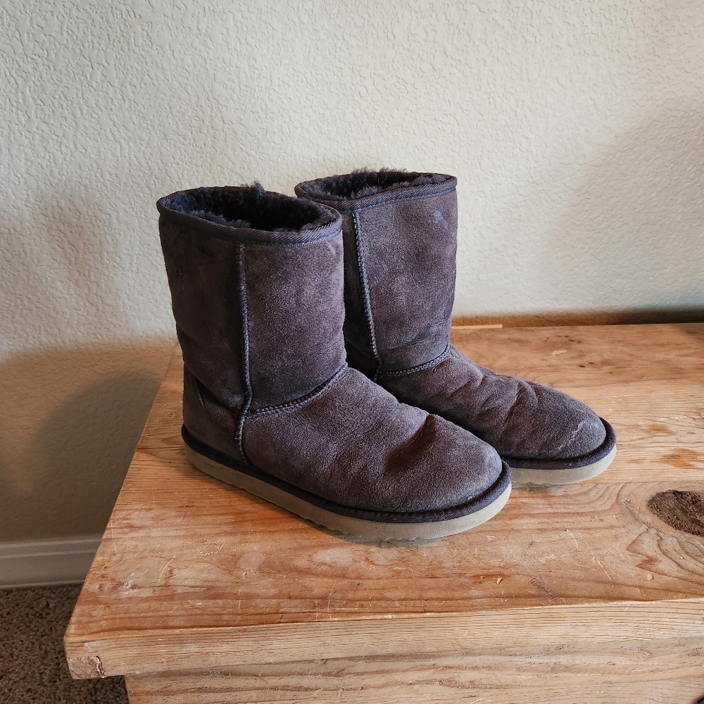 UGG short Brown Suede boots 6-Wide